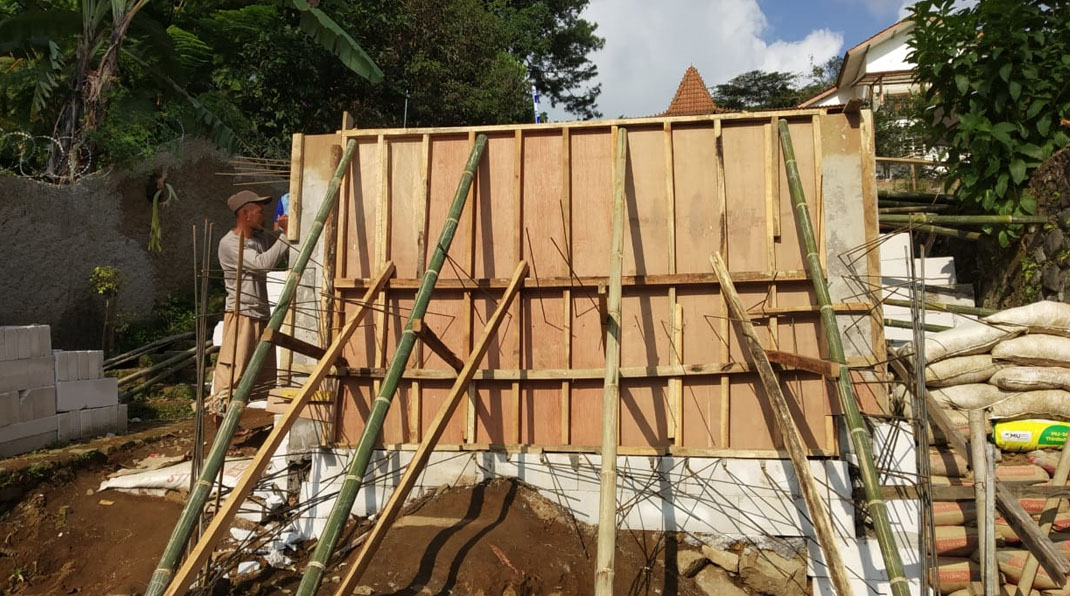 Pemasangan papan persiapan cor