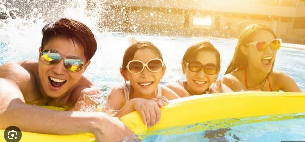 BERENANG BERSAMA KELUARGA