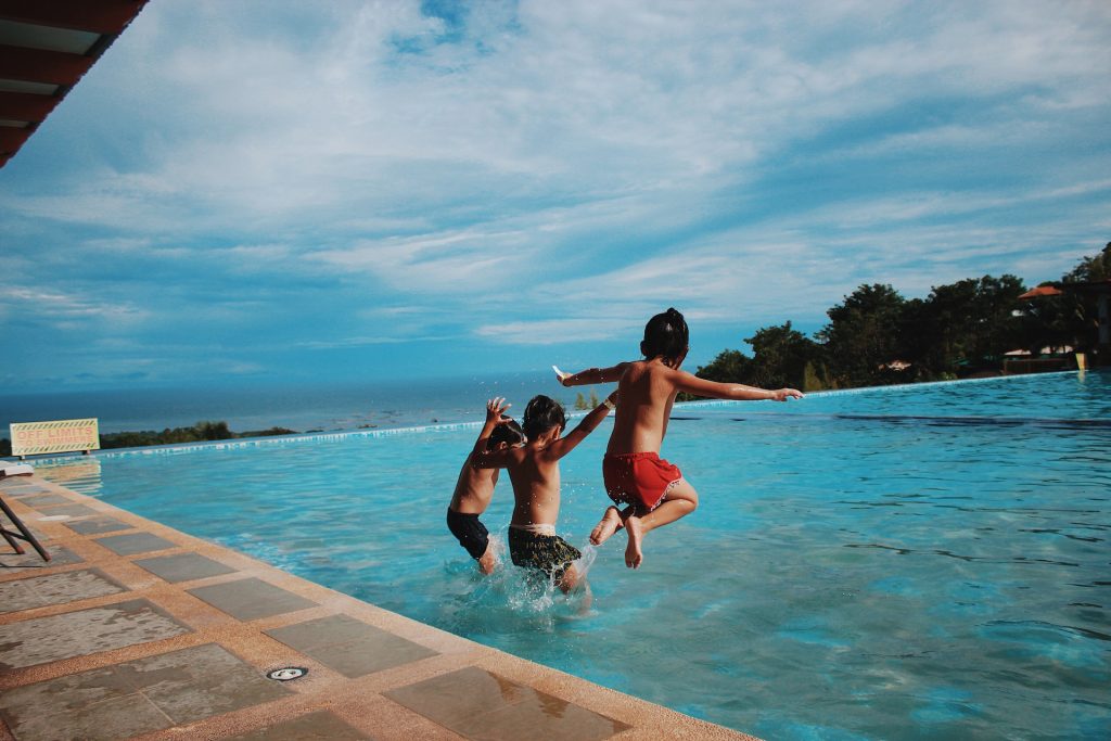 berenang bersama